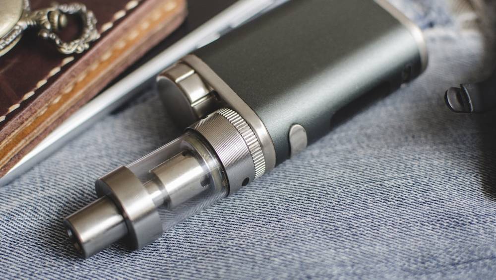 la communaute medicale mitigee sur linterdiction des liquides aromatises pour vapoteuse