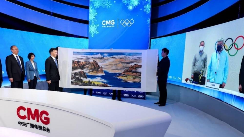 thomas bach remet au president de cmg le trophee du president du cio