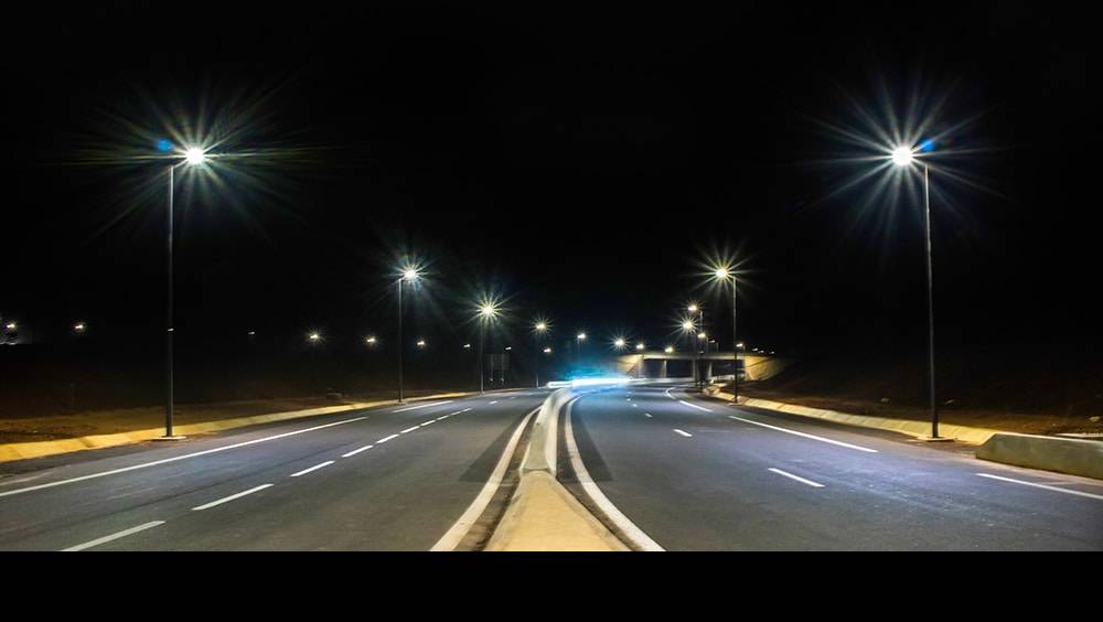 afrique les lampadaires solaires de fonroche eclairent le senegal