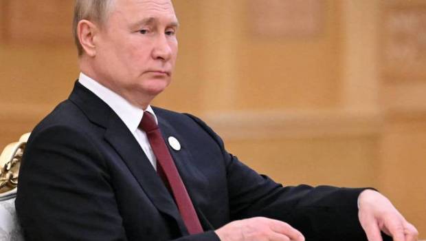 poutine en asie centrale qui tourne le dos a qui