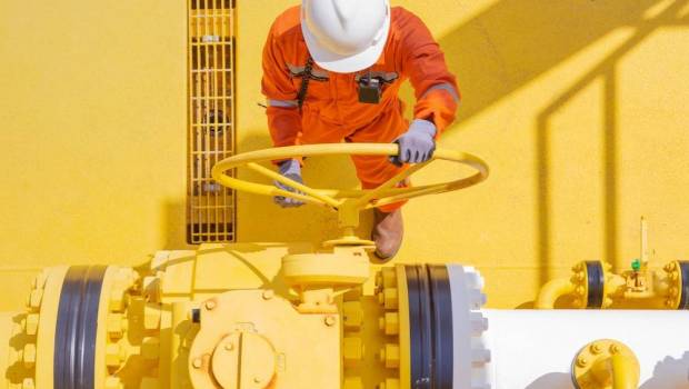 greves dans les raffineries les ouvriers seront les grands perdants