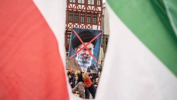 iran quand la rue sen prend directement au guide supreme khamenei