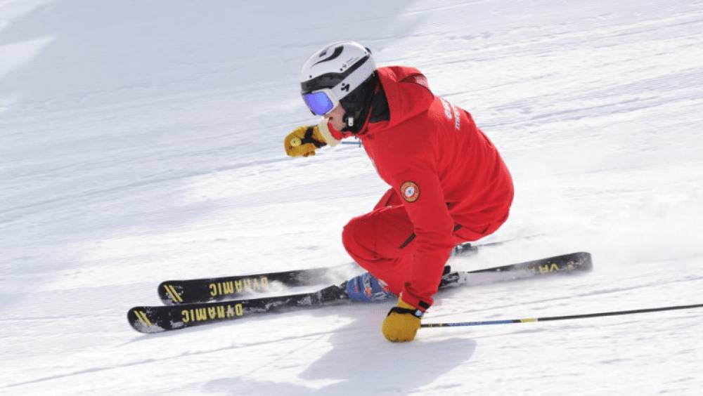 les legendaires skis dynamic reviennent en force dans les stations de sports dhiver