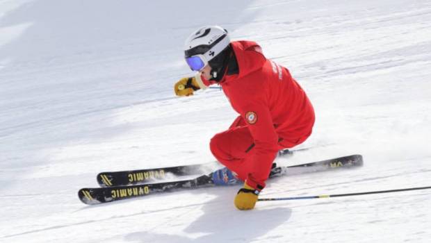 les legendaires skis dynamic reviennent en force dans les stations de sports dhiver