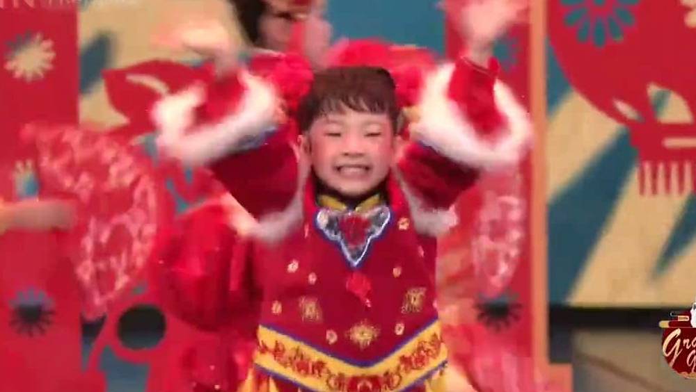 chine grand gala 2023 moi et grand pere sur echasses