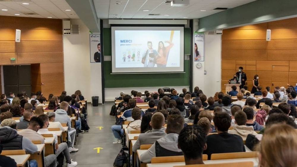 les enseignants premiers acteurs du changement societal