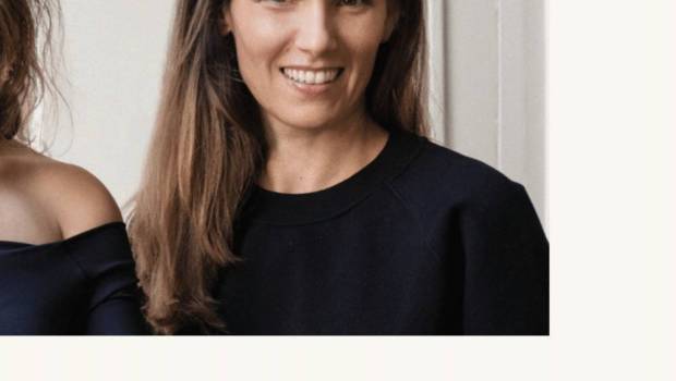 mode un duo feminin a la tete de repetto