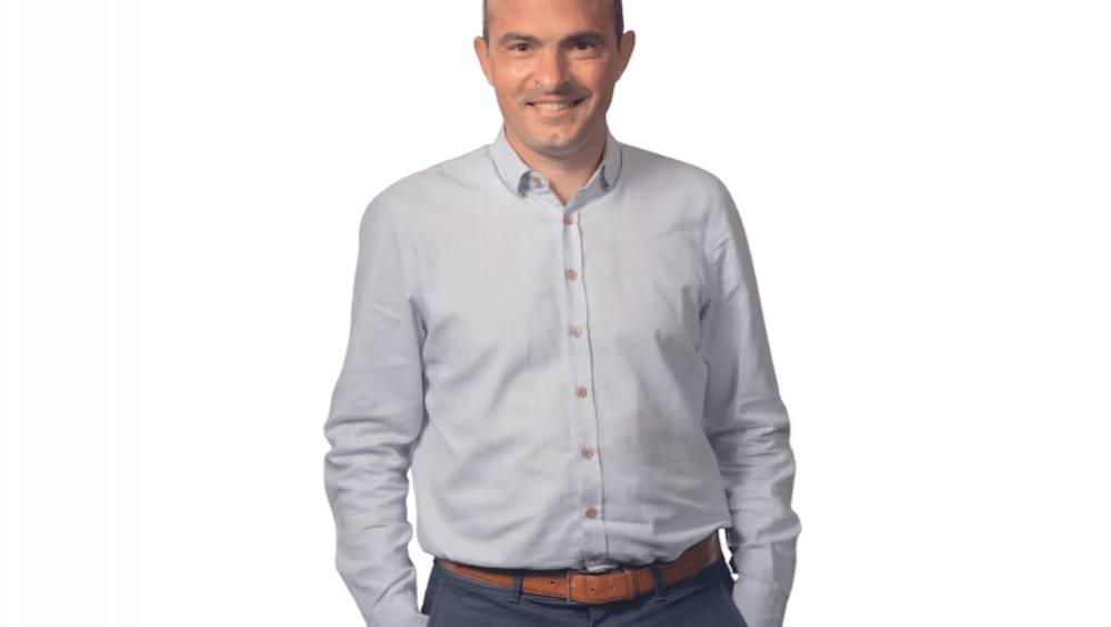 eti 100 millions deuros et une premiere pour thebault