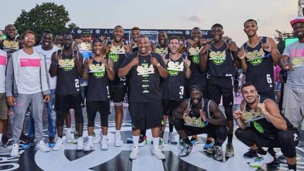 de paris a yaounde quai 54 fait jouer sport et street sur le meme terrain