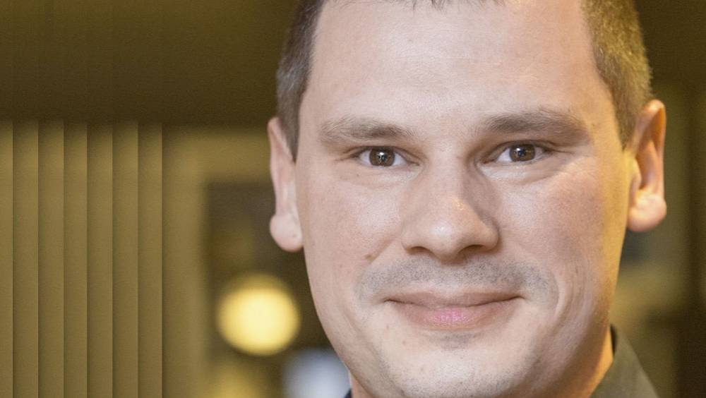 andros veut faire manger du beurre de cacahuetes aux francais