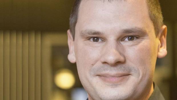 andros veut faire manger du beurre de cacahuetes aux francais