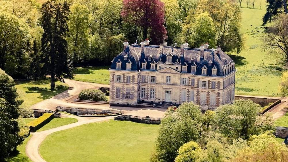 ce couple daustraliens qui redonne vie au chateau de purnon dans la vienne