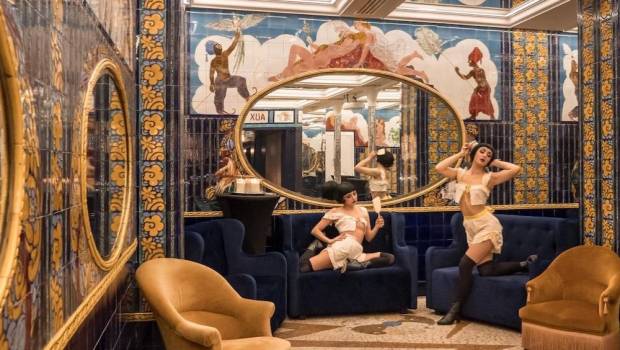 evenementiel aux belles poules une sulfureuse touche dinattendu