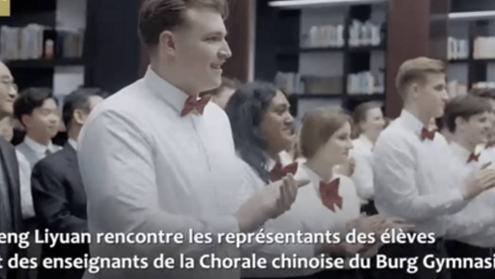 peng liyuan a eu des echange avec les eleves et enseignants allemands de la chorale chinoise