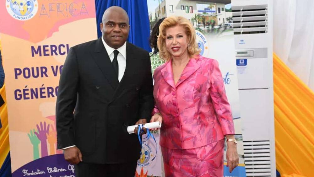 le collectionneur dart premier africain serge hie recoit un award des mains de dominique ouattara premiere dame de cote divoire