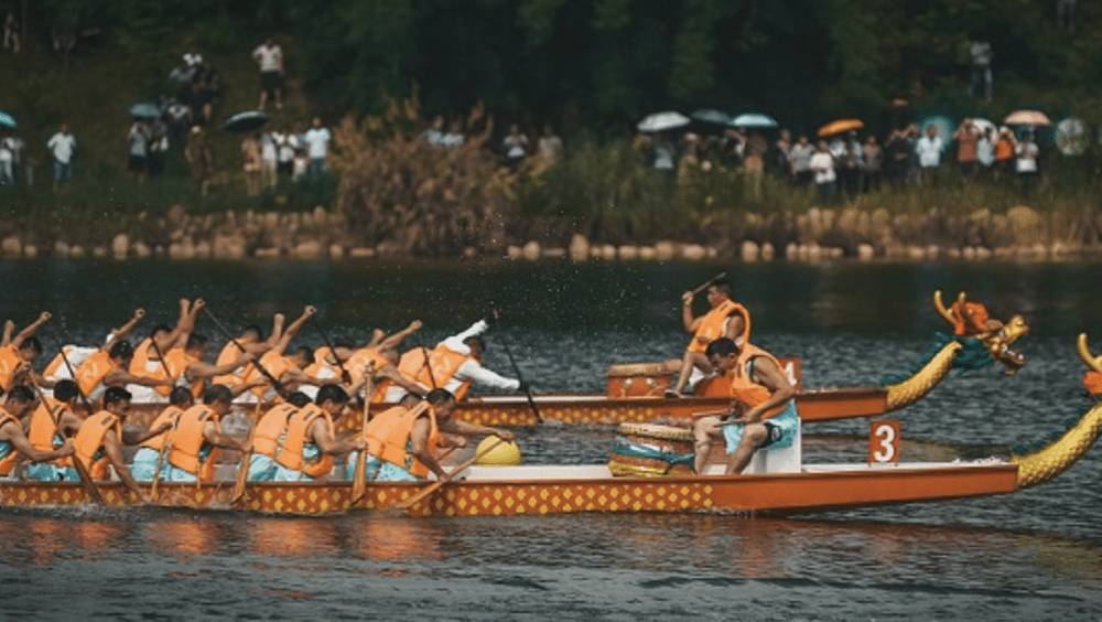 des voyages a letranger en forte augmentation a lapproche de la fete des bateaux dragons