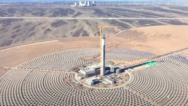 la chine revolutionne lenergie solaire avec une centrale qui fonctionne pendant 24 heures